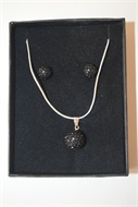 1557 Sada: náušnice + náhrdelník s černou kuličkou vykládanou kamínky, v dárkové krabičce. KRÁSNÝ VÁNOČNÍ DÁREK!!